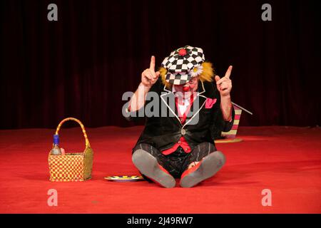 Oleg Popov (1930-2016), famoso clown russo, mimo e artista circo, esegue in costume di Ivanushka un atto picnic con il suo cane con il Circus di Stato russo a Wetzlar, Germania. 13th Mar, 2008. Credit: Christian Lademann / LademannMedia Foto Stock