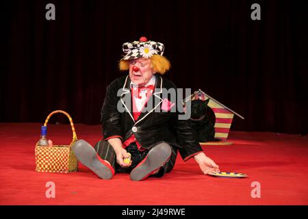 Oleg Popov (1930-2016), famoso clown russo, mimo e artista circo, esegue in costume di Ivanushka un atto picnic con il suo cane con il Circus di Stato russo a Wetzlar, Germania. 13th Mar, 2008. Credit: Christian Lademann / LademannMedia Foto Stock