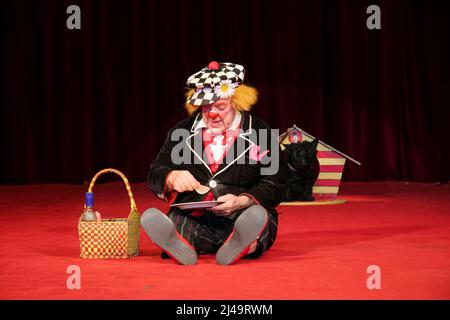 Oleg Popov (1930-2016), famoso clown russo, mimo e artista circo, esegue in costume di Ivanushka un atto picnic con il suo cane con il Circus di Stato russo a Wetzlar, Germania. 13th Mar, 2008. Credit: Christian Lademann / LademannMedia Foto Stock