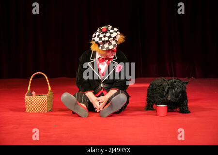 Oleg Popov (1930-2016), famoso clown russo, mimo e artista circo, esegue in costume di Ivanushka un atto picnic con il suo cane con il Circus di Stato russo a Wetzlar, Germania. 13th Mar, 2008. Credit: Christian Lademann / LademannMedia Foto Stock