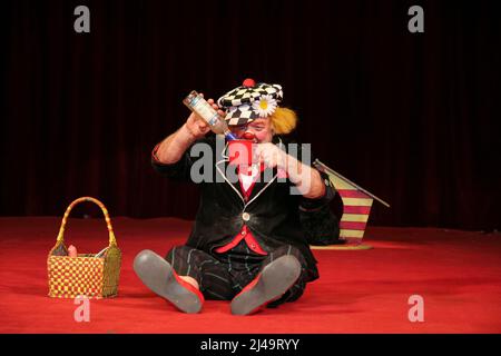 Oleg Popov (1930-2016), famoso clown russo, mimo e artista circo, esegue in costume di Ivanushka un atto picnic con il suo cane con il Circus di Stato russo a Wetzlar, Germania. 13th Mar, 2008. Credit: Christian Lademann / LademannMedia Foto Stock