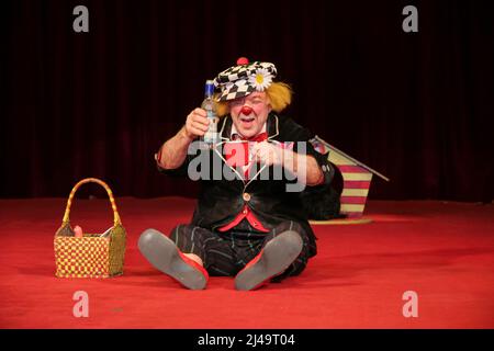 Oleg Popov (1930-2016), famoso clown russo, mimo e artista circo, esegue in costume di Ivanushka un atto picnic con il suo cane con il Circus di Stato russo a Wetzlar, Germania. 13th Mar, 2008. Credit: Christian Lademann / LademannMedia Foto Stock