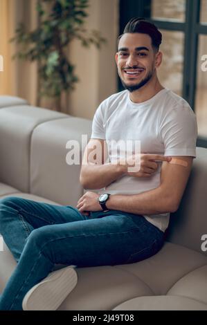 Il giovane si sente bene dopo la vaccinazione con il covid-19 Foto Stock