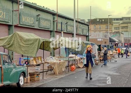 Glasgow, Scozia, Regno Unito 13th aprile 2022 Hollywood arriva al “Barras” come filmata per il film IRA Borderland ha visto il famoso mercato di East End trasformato in quello di Camden città di Londra negli anni '70. Credit Gerard Ferry/Alamy Live News Foto Stock