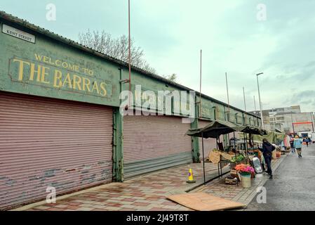 Glasgow, Scozia, Regno Unito 13th aprile 2022 Hollywood arriva al “Barras” come filmata per il film IRA Borderland ha visto il famoso mercato di East End trasformato in quello di Camden città di Londra negli anni '70. Credit Gerard Ferry/Alamy Live News Foto Stock