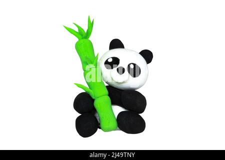 Panda plastilina con bambù. Isolato su bianco, bianco per un collage. Foto Stock