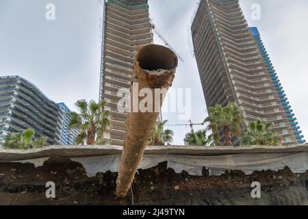 Distrutto terrapieno dopo la tempesta. Il crollo del terreno. Batumi, Georgia Foto Stock