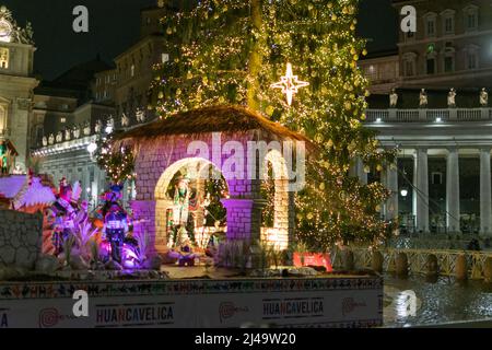 Il Presepio da Piazza San Pietro per le vacanze in una serata piovosa, Italia Foto Stock