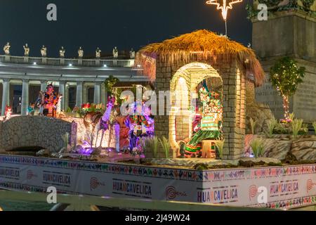 Il Presepio da Piazza San Pietro per le vacanze in una serata piovosa, Italia Foto Stock