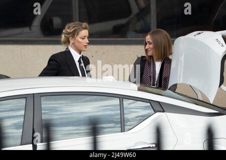 13 Aprile 2022- Fairfax, VA- Actor Amber Heard(L) arriva per il processo anti-diffamazione portato da Johnny Depp al Fairfax County Courthouse. Photo Credit: Chris Kleponis/Sipa USA Foto Stock