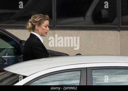 13 Aprile 2022- Fairfax, VA- Actor Amber Heard arriva per il processo anti-diffamazione portato da Johnny Depp al Fairfax County Courthouse. Photo Credit: Chris Kleponis/Sipa USA Foto Stock