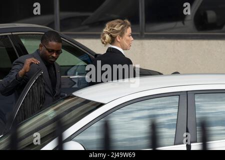 13 Aprile 2022- Fairfax, VA- Actor Amber Heard arriva per il processo anti-diffamazione portato da Johnny Depp al Fairfax County Courthouse. Photo Credit: Chris Kleponis/Sipa USA Foto Stock