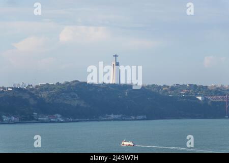 Cristo-Rei o il Santuario del Re-Cristo di Almada con vista sul fiume Tago e la 25 de Abril bridg, punti di riferimento iconici della città di Lisbona, Porto Foto Stock