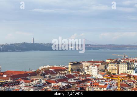 Cristo-Rei o il Santuario del Re-Cristo di Almada con vista sul fiume Tago e la 25 de Abril bridg, punti di riferimento iconici della città di Lisbona, Porto Foto Stock