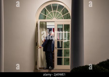 Il presidente Joe Biden esce dall'Outer Oval Office con Personal Aide Stephen Goepfert, martedì 22 febbraio 2022, sulla sua strada per la residenza. (Foto ufficiale della Casa Bianca di Adam Schultz) Foto Stock