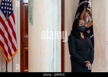 Il giudice Ketanji Brown Jackson guarda come il presidente Joe Biden annuncia la sua nomina alla Corte Suprema degli Stati Uniti, venerdì 25 febbraio 2022, nel grande foyer della Casa Bianca. (Foto ufficiale della Casa Bianca di Cameron Smith) Foto Stock