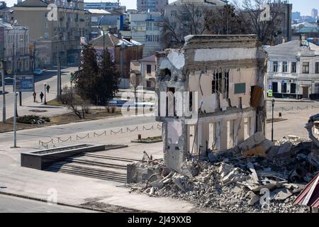 Parzialmente distrutto, demolito edificio dell'Istituto Regionale di pubblica Amministrazione di Kharkiv dell'Accademia Nazionale di pubblica Amministrazione u Foto Stock