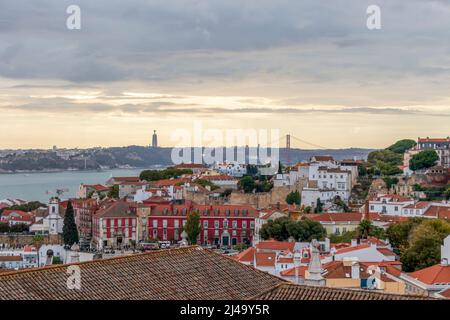 Cristo-Rei o il Santuario del Re-Cristo di Almada con vista sul fiume Tago e la 25 de Abril bridg, punti di riferimento iconici della città di Lisbona, Porto Foto Stock