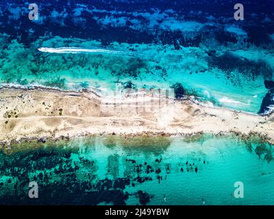 Spiaggia di Playa de Levante, Punta de s´Espalmador. Vista aerea o spiaggia di Ses Illetes, votata la spiaggia migliore in Europa, Isole Balearis, Formentera, Spagna. Foto Stock