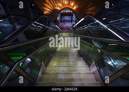 U Bahn, moderne Architektur, Dubai, Stazione della metropolitana Atemberaubende U Bahn oder a Dubai mit Beleuchtung und Rolltreppe Foto Stock