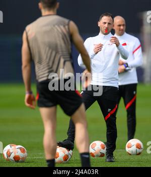 Lipsia, Germania. 13th Apr 2022. Calcio: Europa League, allenamento finale prima del quarterfinale Atalanta Bergamo - RB Leipzig. L'allenatore di Lipsia Domenico Tedesco fornisce istruzioni. Credit: Robert Michael/dpa/Alamy Live News Foto Stock