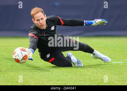 Lipsia, Germania. 13th Apr 2022. Calcio: Europa League, allenamento finale prima del quarterfinale Atalanta Bergamo - RB Leipzig. Peter Gulacsi, portiere di Lipsia, salva una palla. Credit: Robert Michael/dpa/Alamy Live News Foto Stock