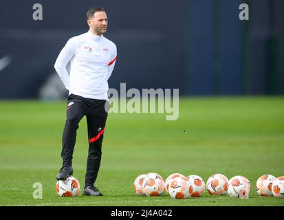 Lipsia, Germania. 13th Apr 2022. Calcio: Europa League, allenamento finale prima del quarterfinale Atalanta Bergamo - RB Leipzig. L'allenatore di Lipsia Domenico Tedesco segue l'allenamento. Credit: Robert Michael/dpa/Alamy Live News Foto Stock