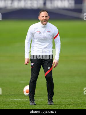 Lipsia, Germania. 13th Apr 2022. Calcio: Europa League, allenamento finale prima del quarterfinale Atalanta Bergamo - RB Leipzig. L'allenatore di Lipsia Domenico Tedesco fornisce istruzioni. Credit: Robert Michael/dpa/Alamy Live News Foto Stock