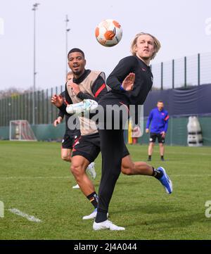 Lipsia, Germania. 13th Apr 2022. Calcio: Europa League, allenamento finale prima del quarterfinale Atalanta Bergamo - RB Leipzig. Benjamin Henrichs (l) di Lipsia e Emil Forsberg lottano per la palla. Credit: Robert Michael/dpa/Alamy Live News Foto Stock