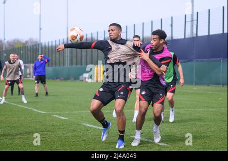 Lipsia, Germania. 13th Apr 2022. Calcio: Europa League, allenamento finale prima del quarterfinale Atalanta Bergamo - RB Leipzig. Benjamin Henrichs (l) e Tyler Adams di Lipsia lottano per la palla. Credit: Robert Michael/dpa/Alamy Live News Foto Stock