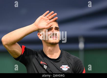 Lipsia, Germania. 13th Apr 2022. Calcio: Europa League, allenamento finale prima del quarterfinale Atalanta Bergamo - RB Leipzig. André Silva di Lipsia è sul campo di allenamento. Credit: Robert Michael/dpa/Alamy Live News Foto Stock