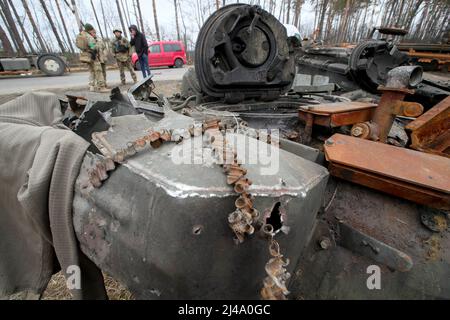 Ucraina. 13th Apr 2022. Bucha, Ucraina, 13 aprile 2022. Il 13 aprile si è vista la distruzione delle attrezzature militari dell'esercito russo nei pressi del villaggio di Dmytrivka, distretto di Buca, regione di Kiev, Ucraina nord-centrale, 2022. Foto di Pavlo Bahmut/Ukrinform/ABACAPRESS.COM Credit: Abaca Press/Alamy Live News Foto Stock