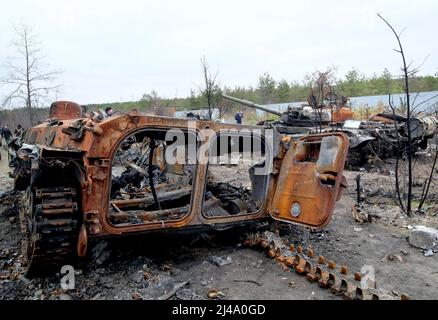 Ucraina. 13th Apr 2022. Bucha, Ucraina, 13 aprile 2022. Il 13 aprile si è vista la distruzione delle attrezzature militari dell'esercito russo nei pressi del villaggio di Dmytrivka, distretto di Buca, regione di Kiev, Ucraina nord-centrale, 2022. Foto di Pavlo Bahmut/Ukrinform/ABACAPRESS.COM Credit: Abaca Press/Alamy Live News Foto Stock