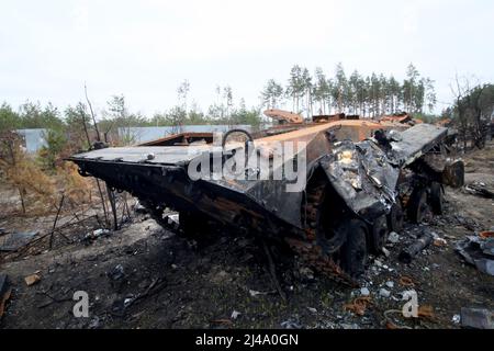 Ucraina. 13th Apr 2022. Bucha, Ucraina, 13 aprile 2022. Il 13 aprile si è vista la distruzione delle attrezzature militari dell'esercito russo nei pressi del villaggio di Dmytrivka, distretto di Buca, regione di Kiev, Ucraina nord-centrale, 2022. Foto di Pavlo Bahmut/Ukrinform/ABACAPRESS.COM Credit: Abaca Press/Alamy Live News Foto Stock