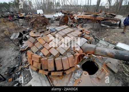 Ucraina. 13th Apr 2022. Bucha, Ucraina, 13 aprile 2022. Il 13 aprile si è vista la distruzione delle attrezzature militari dell'esercito russo nei pressi del villaggio di Dmytrivka, distretto di Buca, regione di Kiev, Ucraina nord-centrale, 2022. Foto di Pavlo Bahmut/Ukrinform/ABACAPRESS.COM Credit: Abaca Press/Alamy Live News Foto Stock