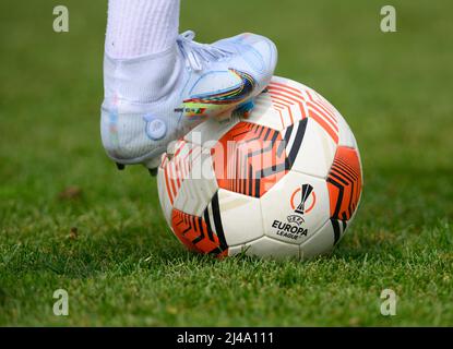 Lipsia, Germania. 13th Apr 2022. Calcio: Europa League, allenamento finale prima del quarterfinale Atalanta Bergamo - RB Leipzig. André Silva di Lipsia tocca la palla con il piede. Credit: Robert Michael/dpa/Alamy Live News Foto Stock