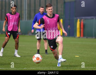 Lipsia, Germania. 13th Apr 2022. Calcio: Europa League, allenamento finale prima del quarterfinale Atalanta Bergamo - RB Leipzig. Il Dani Olmo di Lipsia gioca la palla. Credit: Robert Michael/dpa/Alamy Live News Foto Stock