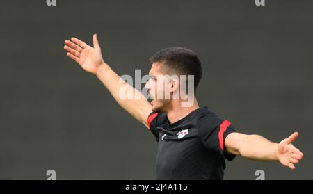 Lipsia, Germania. 13th Apr 2022. Calcio: Europa League, allenamento finale prima del quarterfinale Atalanta Bergamo - RB Leipzig. André Silva di Lipsia. Credit: Robert Michael/dpa/Alamy Live News Foto Stock