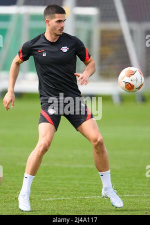 Lipsia, Germania. 13th Apr 2022. Calcio: Europa League, allenamento finale prima del quarterfinale Atalanta Bergamo - RB Leipzig. André Silva di Lipsia gioca la palla. Credit: Robert Michael/dpa/Alamy Live News Foto Stock