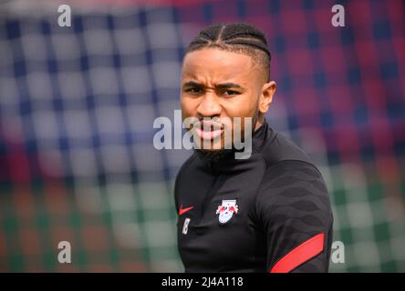 Lipsia, Germania. 13th Apr 2022. Calcio: Europa League, allenamento finale prima del quarterfinale Atalanta Bergamo - RB Leipzig. Christopher Nkunku di Lipsia arriva sul campo di allenamento. Credit: Robert Michael/dpa/Alamy Live News Foto Stock