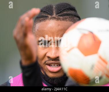 Lipsia, Germania. 13th Apr 2022. Calcio: Europa League, allenamento finale prima del quarterfinale Atalanta Bergamo - RB Leipzig. Christopher Nkunku di Lipsia segue la palla con il suo sguardo. Credit: Robert Michael/dpa/Alamy Live News Foto Stock