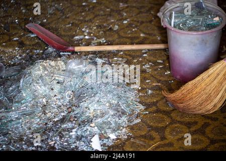 Vetro rotto da finestre rotte. Le forze dell'aviazione dell'esercito russo hanno bombardato oggetti civili. Attacco a razzo bomba. Guerra della Russia contro l'Ucraina. 20.03.2022, Foto Stock