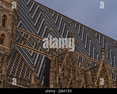 Primo piano vista della navata della famosa chiesa Cattedrale di Santo Stefano (Stephansdom) nel centro storico di Vienna, Austria in serata. Foto Stock