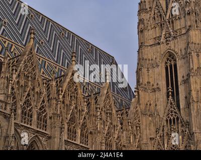 Vista ravvicinata della famosa chiesa di Santo Stefano (Stephansdom) nel centro storico di Vienna, in Austria, in serata. Foto Stock