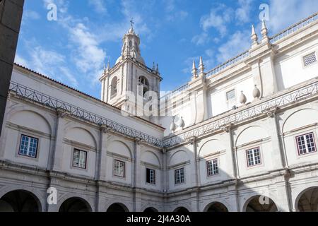 Cortile della Chiesa o monastero di São Vicente de Fora, chiesa cattolica romana bianca del 17th secolo e monastero nella città di Lisbona, Portogallo Foto Stock