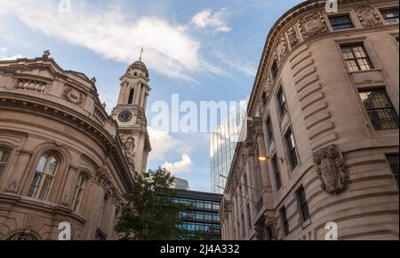 Skyline con il Royal Exchange, Londra, Regno Unito. Fu fondata nel 16th secolo dal mercante Sir Thomas Gresham su suggerimento del suo fattore Ric Foto Stock