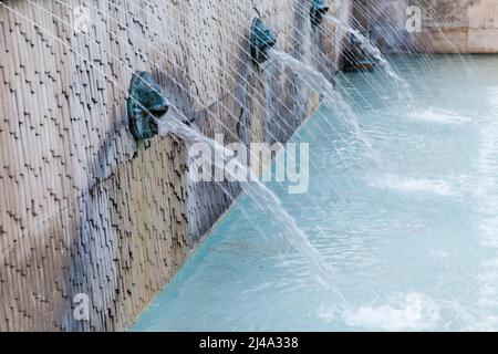 Fontana del Leone fuori dalla Cattedrale di St Paul a Londra, Regno Unito Foto Stock