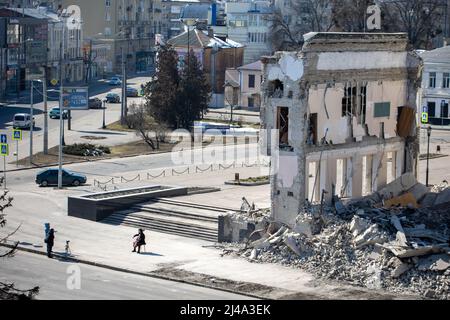 Parzialmente distrutto, demolito edificio dell'Istituto Regionale di pubblica Amministrazione di Kharkiv dell'Accademia Nazionale di pubblica Amministrazione u Foto Stock