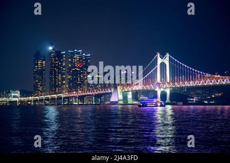 Gwangan Bridge e grattacieli di notte. Busan, Corea del Sud Foto Stock