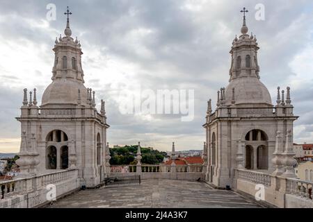 Cortile della Chiesa o monastero di São Vicente de Fora, chiesa cattolica romana bianca del 17th secolo e monastero nella città di Lisbona, Portogallo Foto Stock